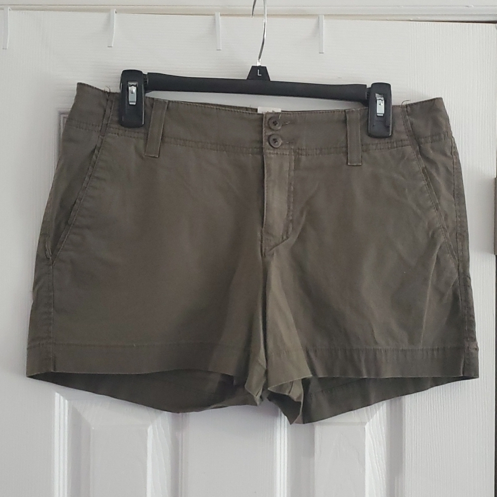 SONOMA SHORTS WITH POCKETS SIZE LARGE